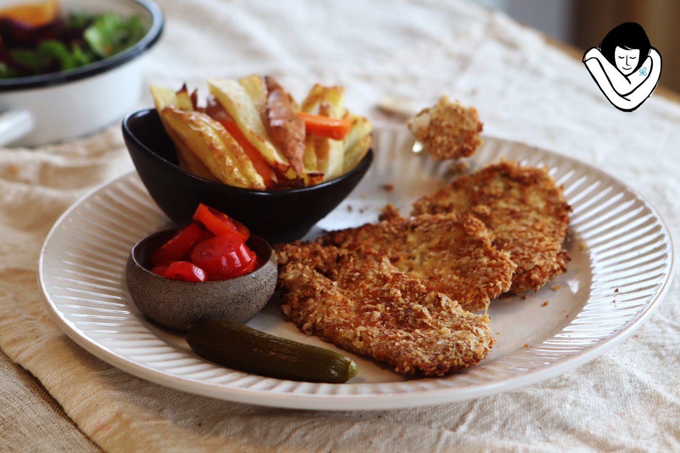 מנת שניצל ביתי עם צ׳יפס בטטה, עגבניות ומלפפון חמוץ